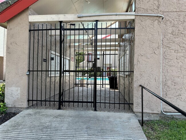 Building Photo - 10855 Meadowglen Ln