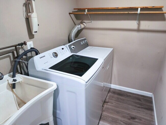 Building Photo - Inviting Townhome in Sterling with Spaciou...