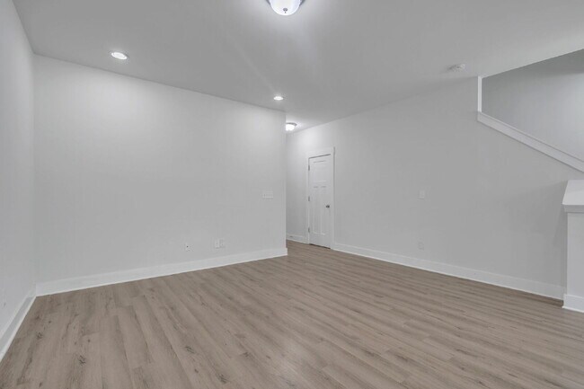Building Photo - Stylish 3BR/2.5BA END-UNIT Townhome with Garage in Camelot Townes! $1,650/mo rent