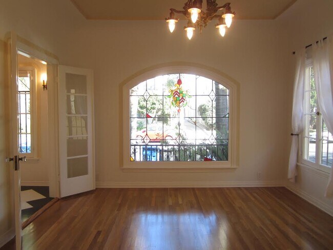 Building Photo - 325 S Cochran Ave