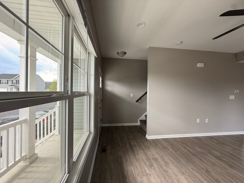 Building Photo - 270 Mabdarin Dr