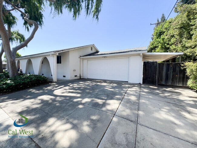 Building Photo - $4,995 - Beautiful 3/2 Bath Home Tucked Away in Prime Santa Clara's Location