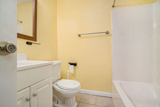 Building Photo - 3 bdrm, 2 bath in Dearborn Park