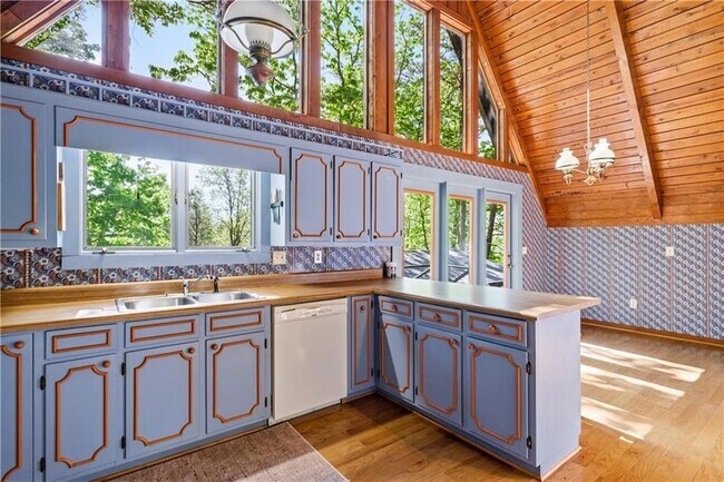 Building Photo - 114 Cherokee Dr S