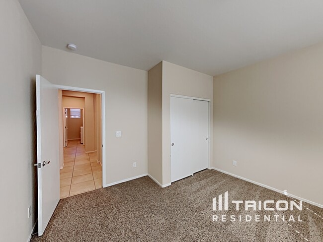 Building Photo - 2148 Del Aqua Ave