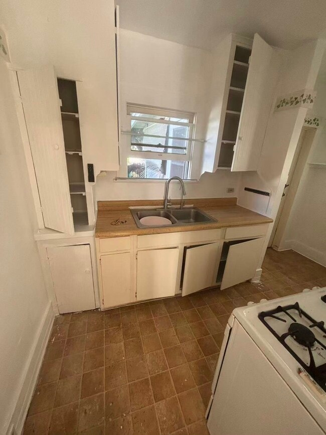 Building Photo - 216 S Almansor St