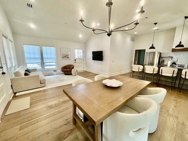 Building Photo - Low Country Cottage located in the Heart of Bluffton!