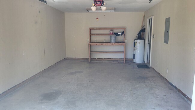 Building Photo - Welcome to this charming 3 bedroom, 2 bath...