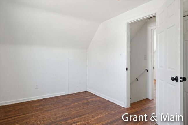 Building Photo - $1249 3 bedroom bungalow