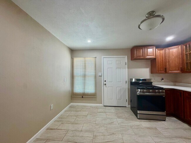Building Photo - 302 Ryan Dr