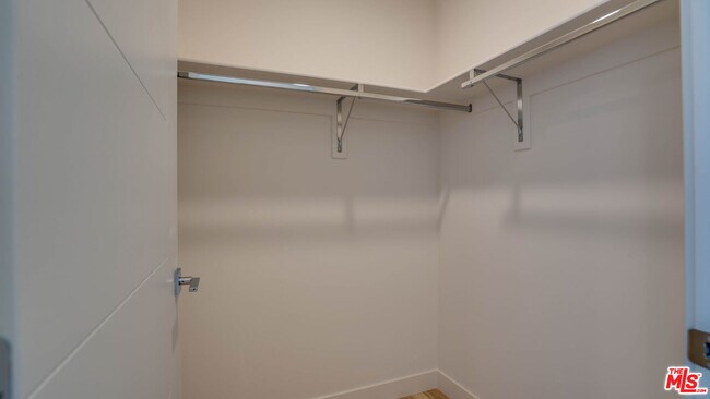 Building Photo - 1540 S Hayworth Ave