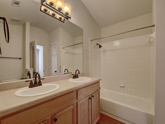 Building Photo - 136 Strawn