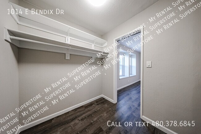 Building Photo - 1014 E Bendix Dr