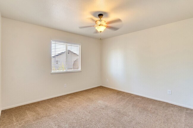 Building Photo - BEAUTIFUL 4 BEDROOM HOME WITH SWIMMING POOL!
