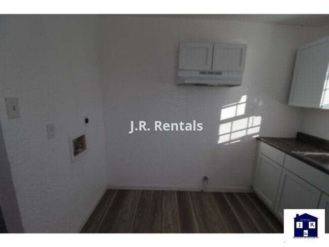 Building Photo - 503 W Washington Ave