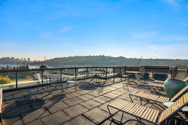 Building Photo - Beautiful Studio Condo by Gasworks Park