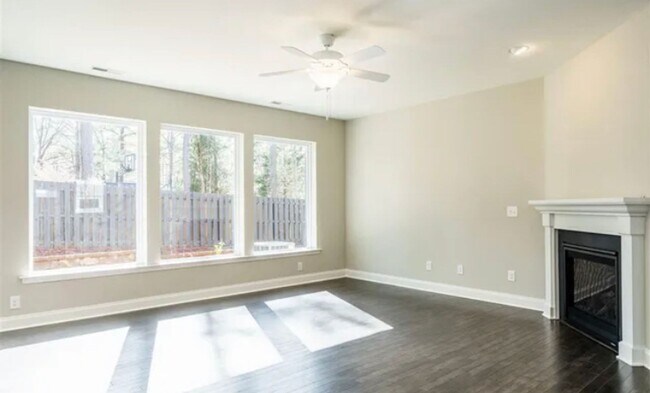 Building Photo - Beautiful & Open 4 Bedroom + 2.5 bath home with Loft!