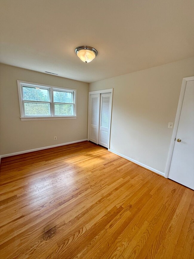 Building Photo - Bright & Spacious Home in the City