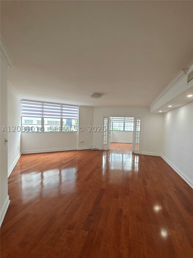 Building Photo - 825 Brickell Bay Dr