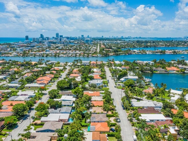 Building Photo - 8927 Hawthorne Ave