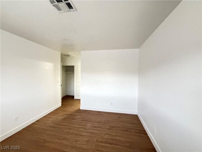 Building Photo - 4750 Thunderbolt Ave