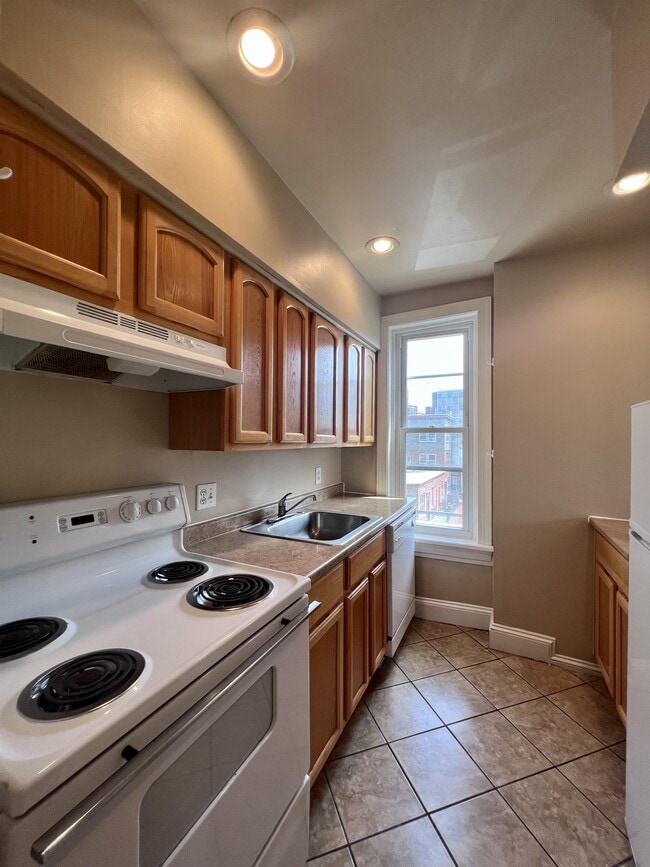 Building Photo - 1303 W 13th St