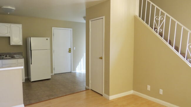 Building Photo - 5165 Gray Ln