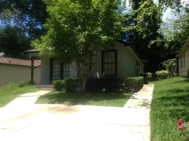 Building Photo - 1626 Springwood Dr