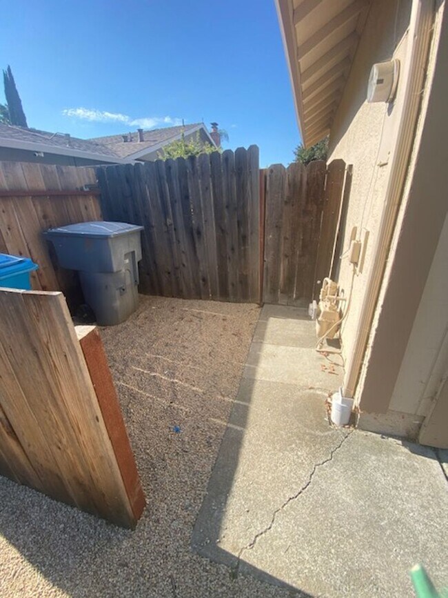 Building Photo - 1118 Woodridge Dr
