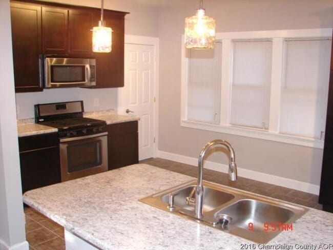 Building Photo - Large 3bed/2bath with full basement