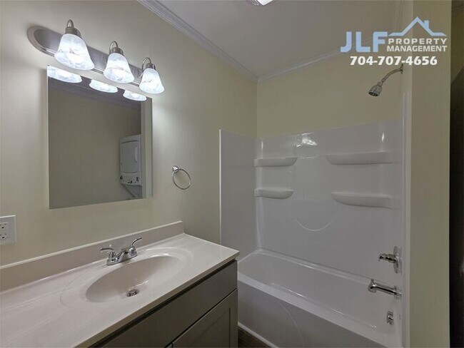 Building Photo - Fully Renovated 2 Bed/1 Bath Ranch in Salisbury!