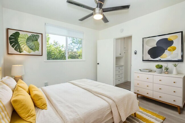 Building Photo - Refreshed 1 bed / 1bath Second Floor Unit in the Heart of Pacific Beach!