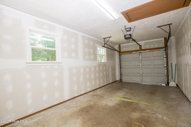 Building Photo - 906 N Glenwood Trail