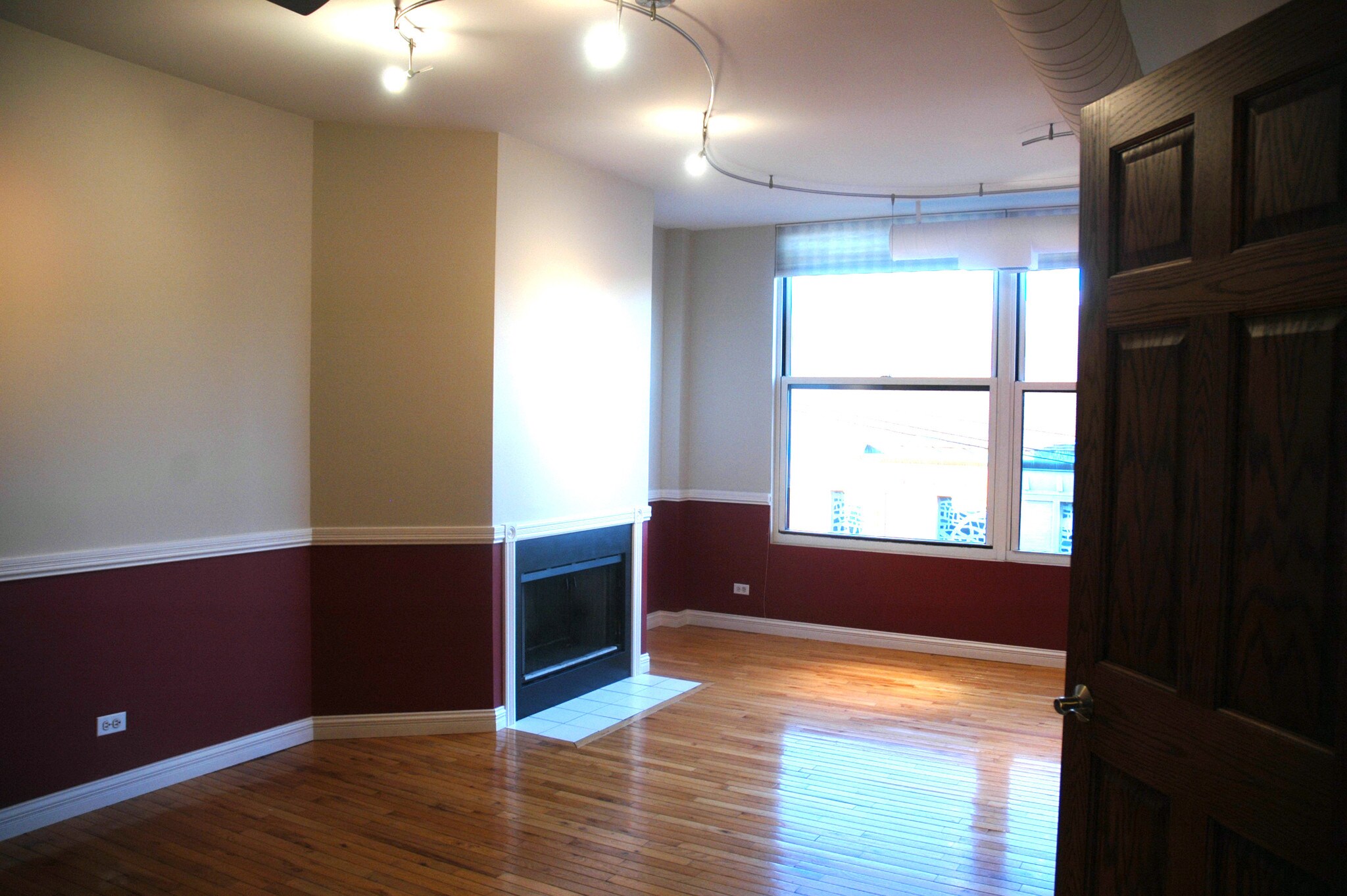 Master Bedroom w/Fireplace - 525 N Ada St