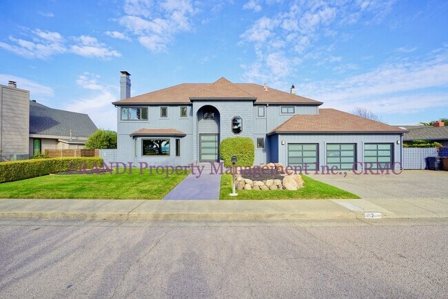 Building Photo - Sleek, Expansive, Designer Home with Priva...