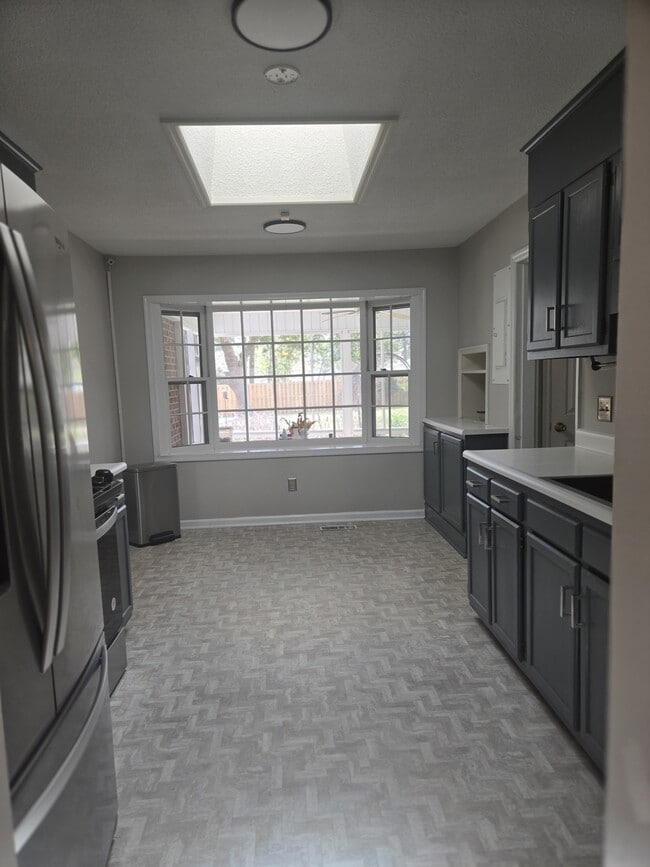 Building Photo - 2439 Dartmouth Dr