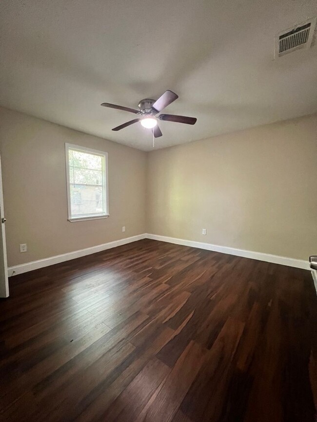 Building Photo - Newly remodeled 4bed/2bath in Orange, TX