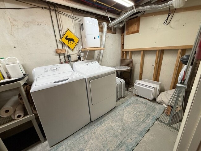 Building Photo - Spacious 2BR/1.5BA Townhouse Available February 15th!!  Great West End Location!!