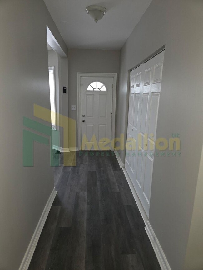 Building Photo - 4-Bedroom Duplex Downstairs unit in 2-Flat with Parking