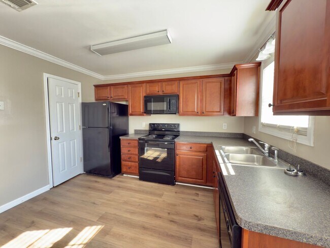 Building Photo - 2 Bedroom/11.5 Bath Dallas Townhome