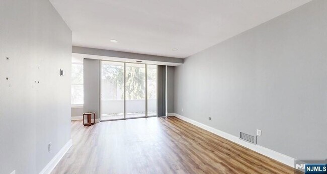 Building Photo - 462 River Rd
