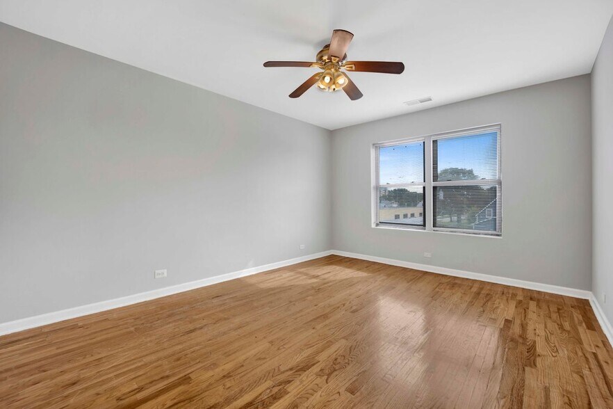 Building Photo - 701 S 5th Ave