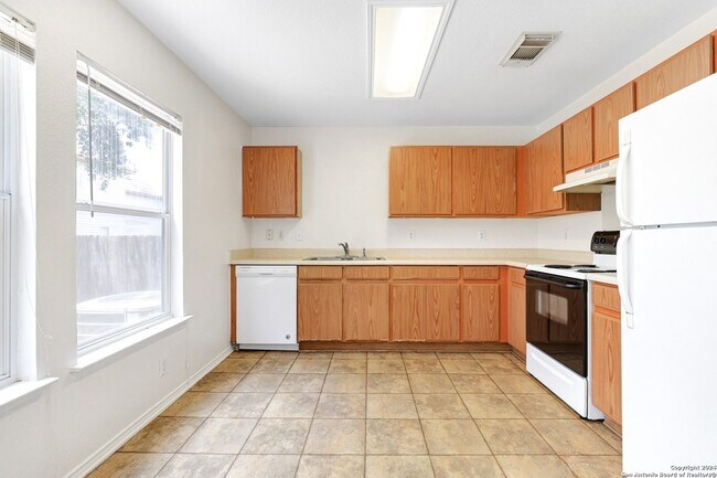 Building Photo - 10106 Amber Flora Dr