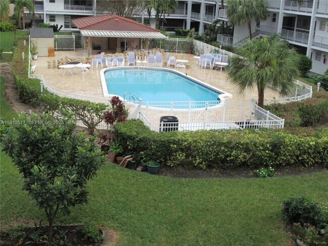 Building Photo - 581 Blue Heron Dr