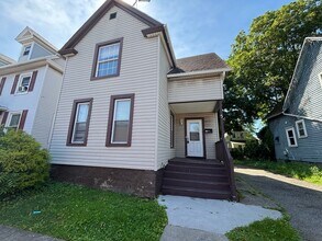 Building Photo - 3 Bedroom Single Family House!