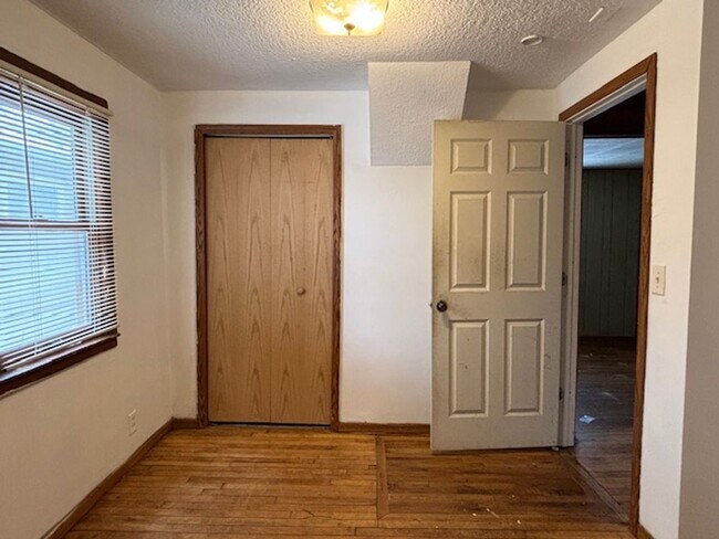 Building Photo - 3 BR/1 BA Single-Family Home in St. Paul!