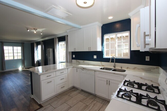 Building Photo - Beautiful 2 bedroom 1.5 bathroom available for rent now