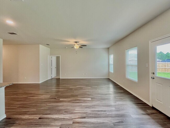 Building Photo - 202 S Rainbow Dr