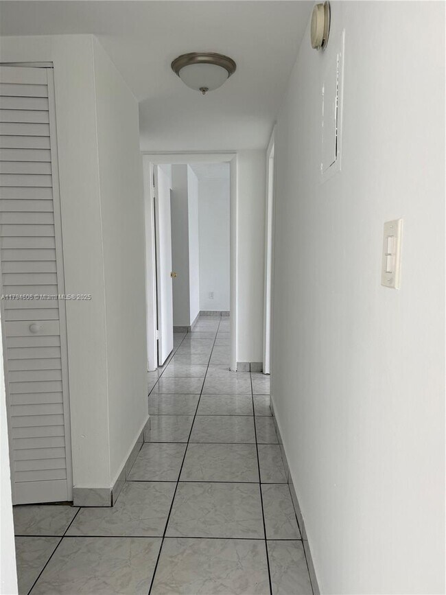 Building Photo - 8897 Fontainebleau Blvd