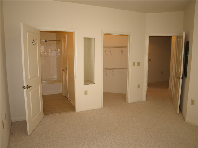 Master bedroom & walk in closet - 2665 Prosperity Ave